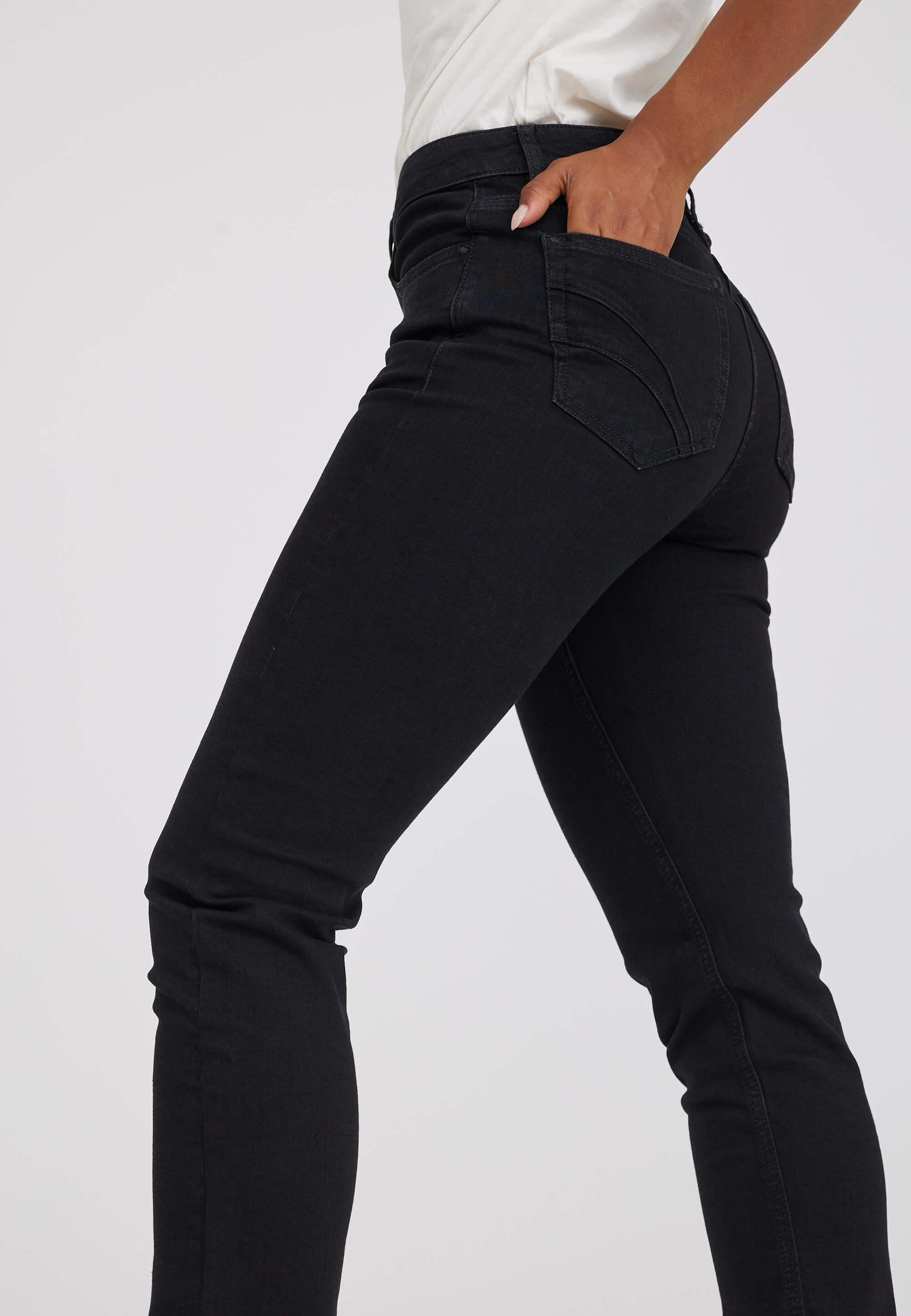 LAURIE Charlotte Regular - Medium Length - Ecolabel Regular Gewaschener schwarzer denim