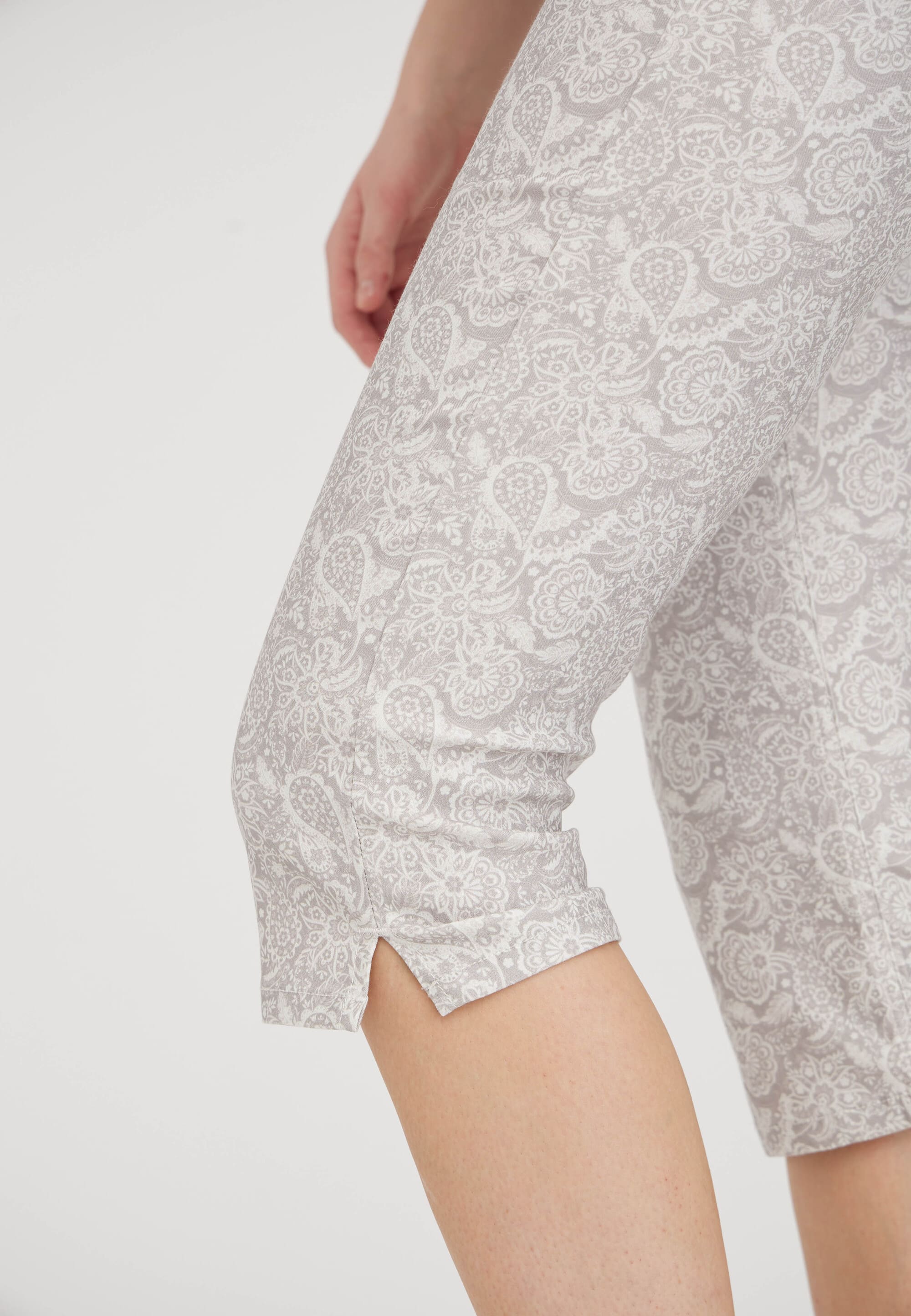 LAURIE Kelly Capri Short Length Regular 25015 Grey Sand Print