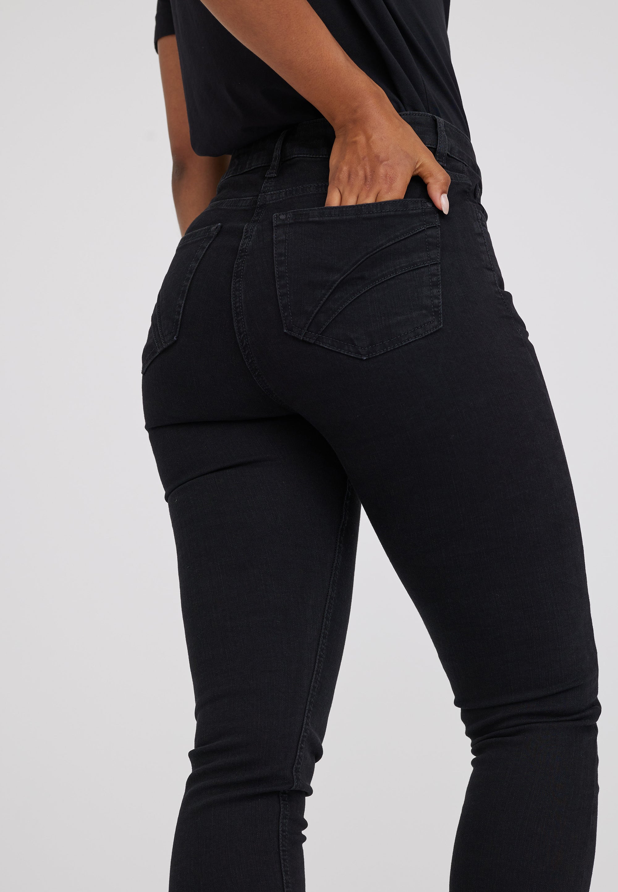 LAURIE Laura Slim - Medium Length - Ecolabel Slim Gewaschener schwarzer denim