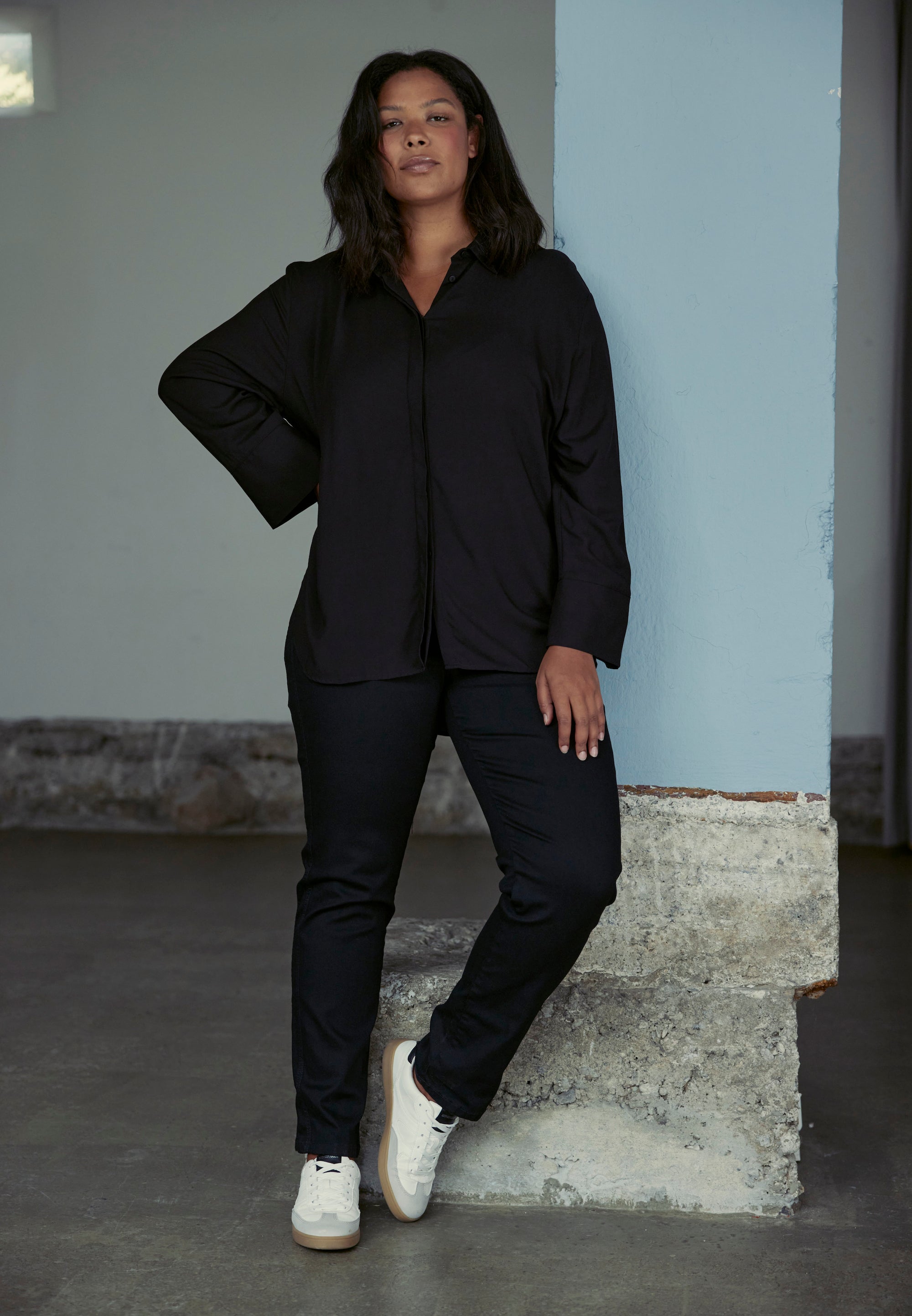 LAURIE Serene Regular - Medium Length Regular Schwarz