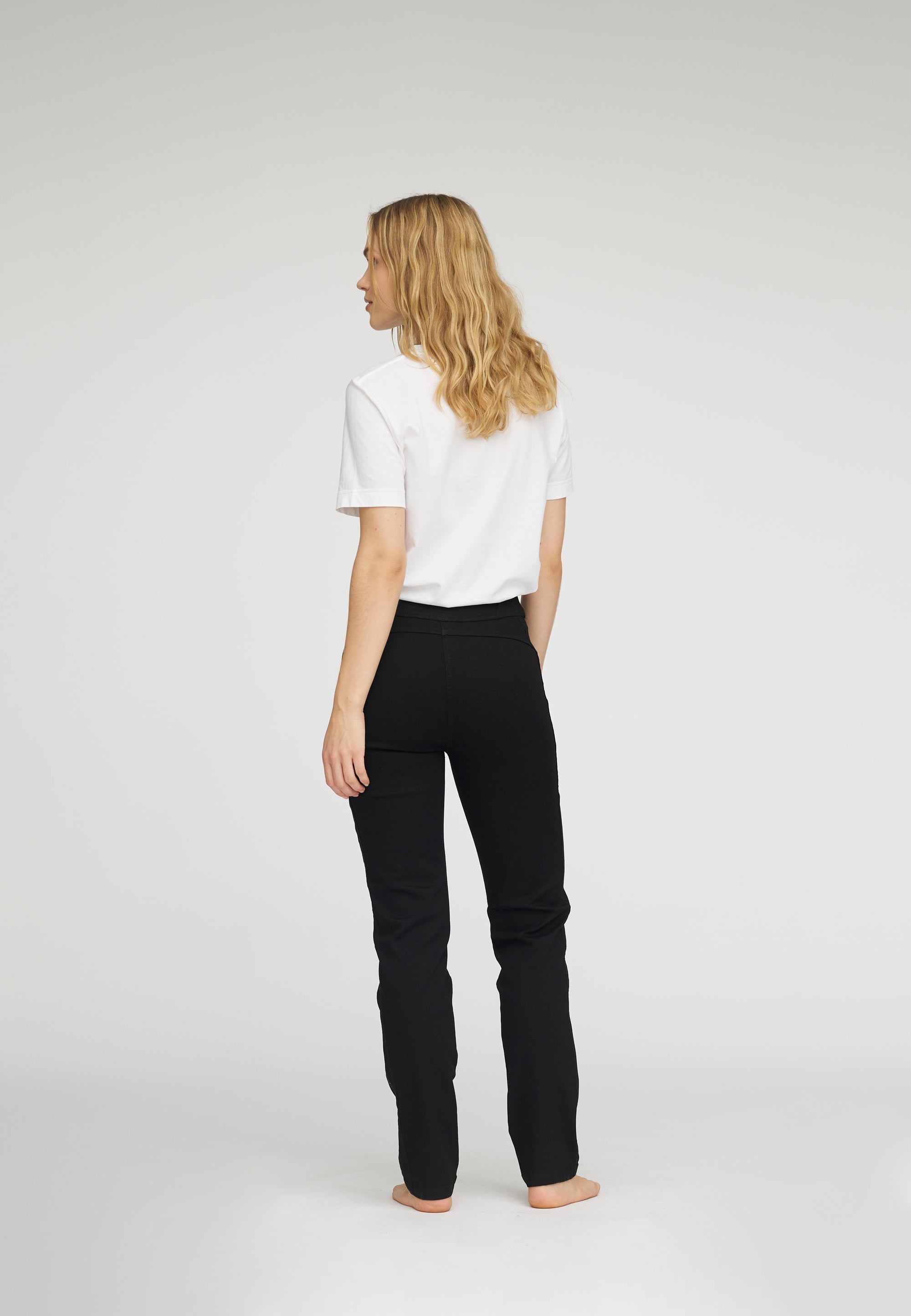 LAURIE Serene Regular - Medium Length Regular Schwarz