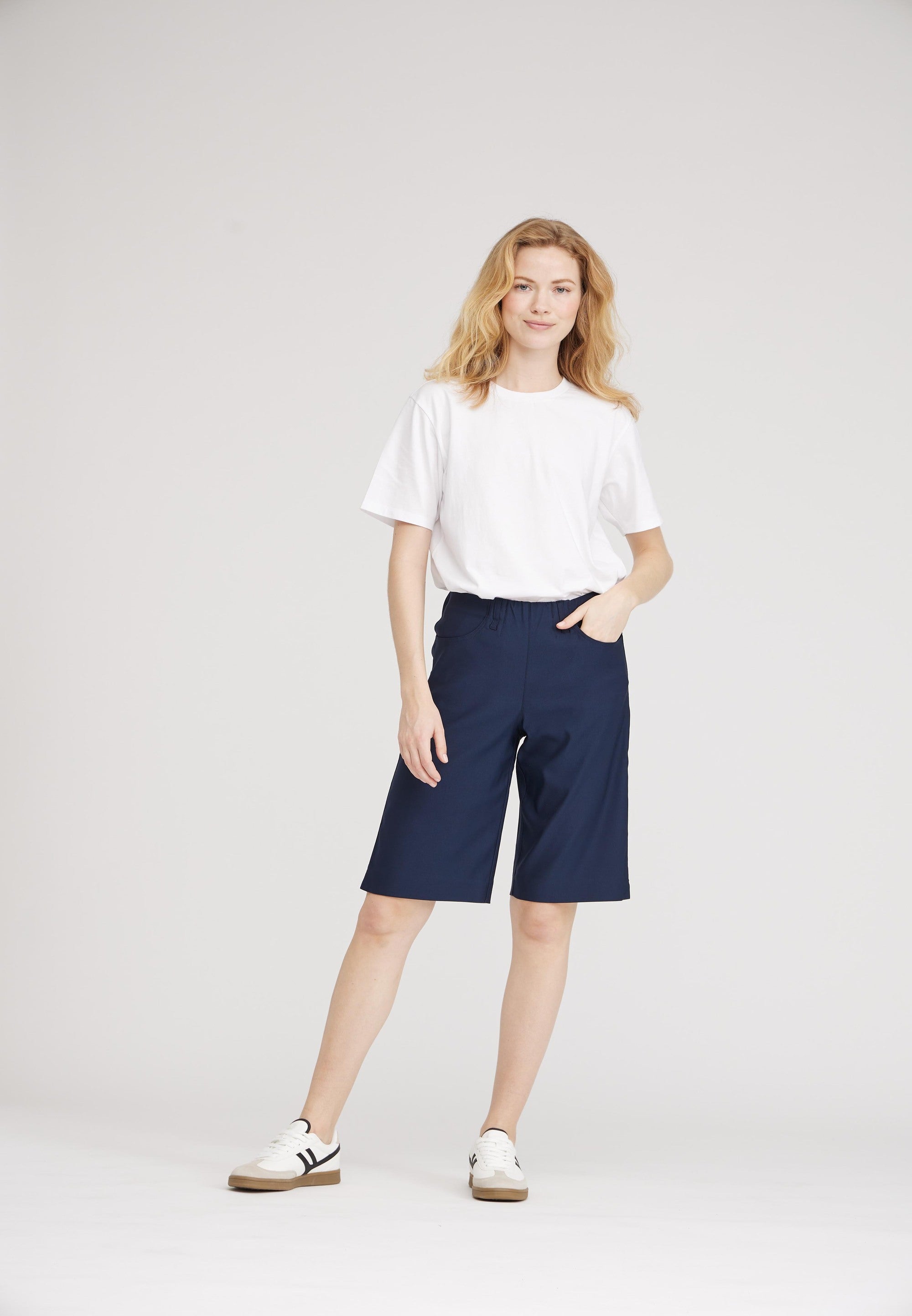 LAURIE Donna Loose Shorts Loose Marine