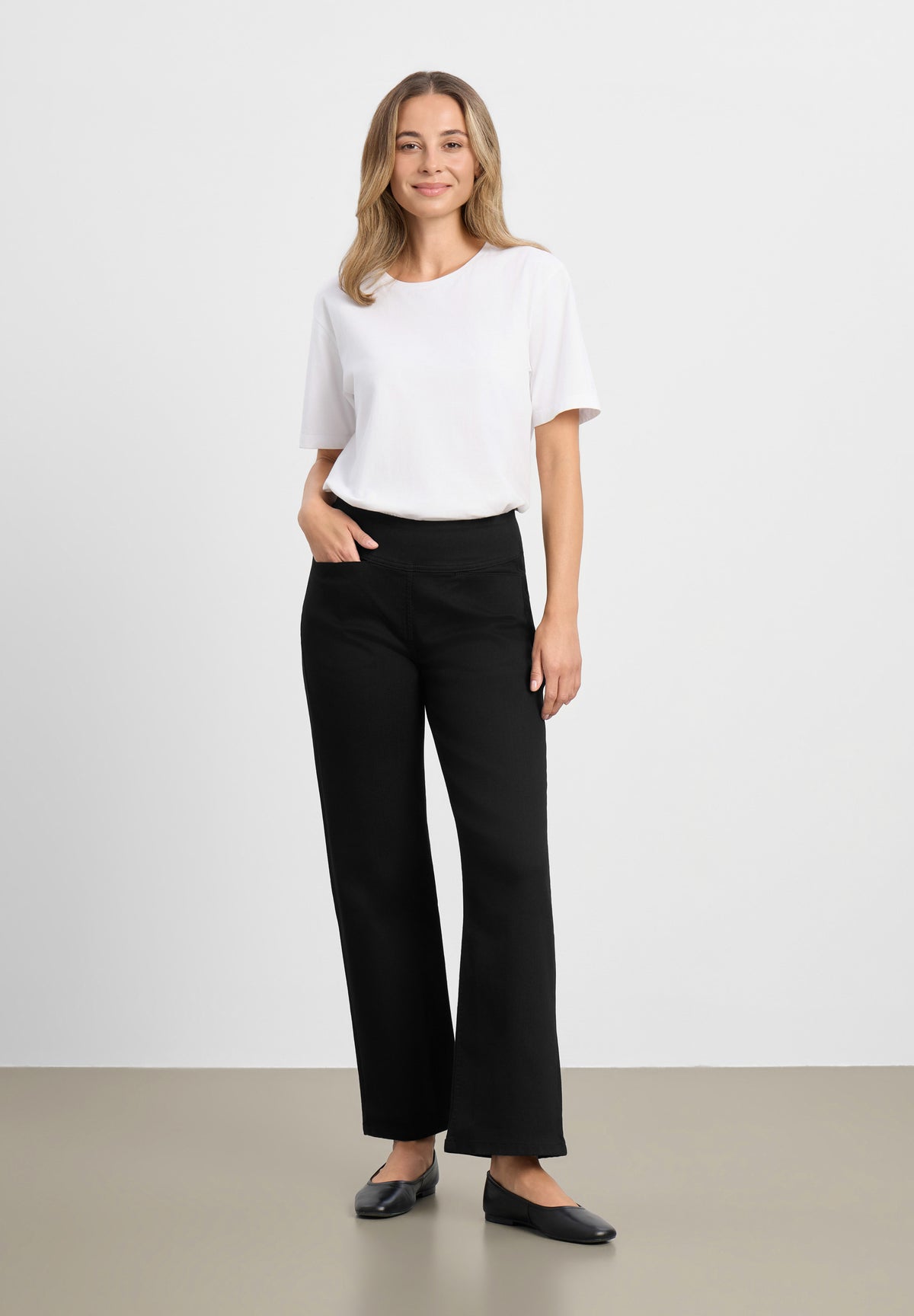 LAURIE Thea Straight - Short Length Straight Schwarz