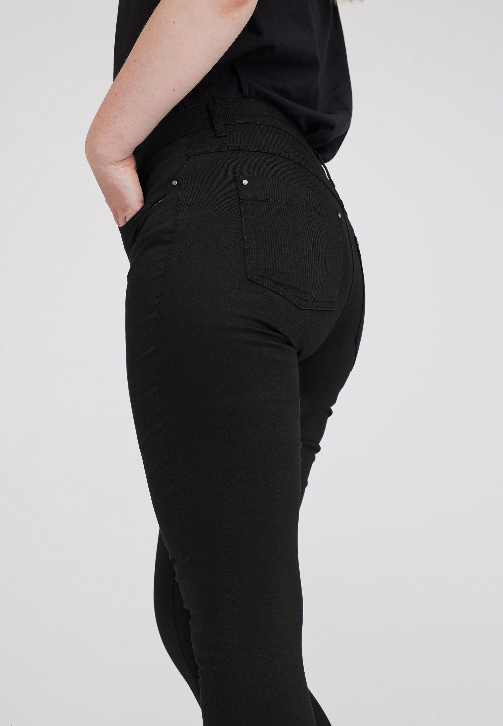LAURIE Laura Slim - Medium Length Trousers SLIM Schwarz